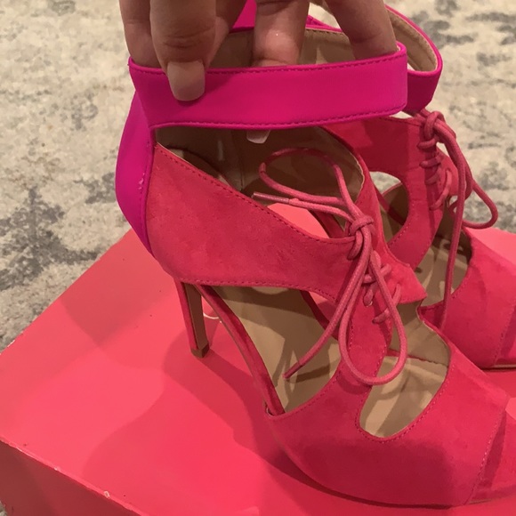 Shoe Dazzle Fuchsia lace up sandals size 8 - Picture 4 of 5